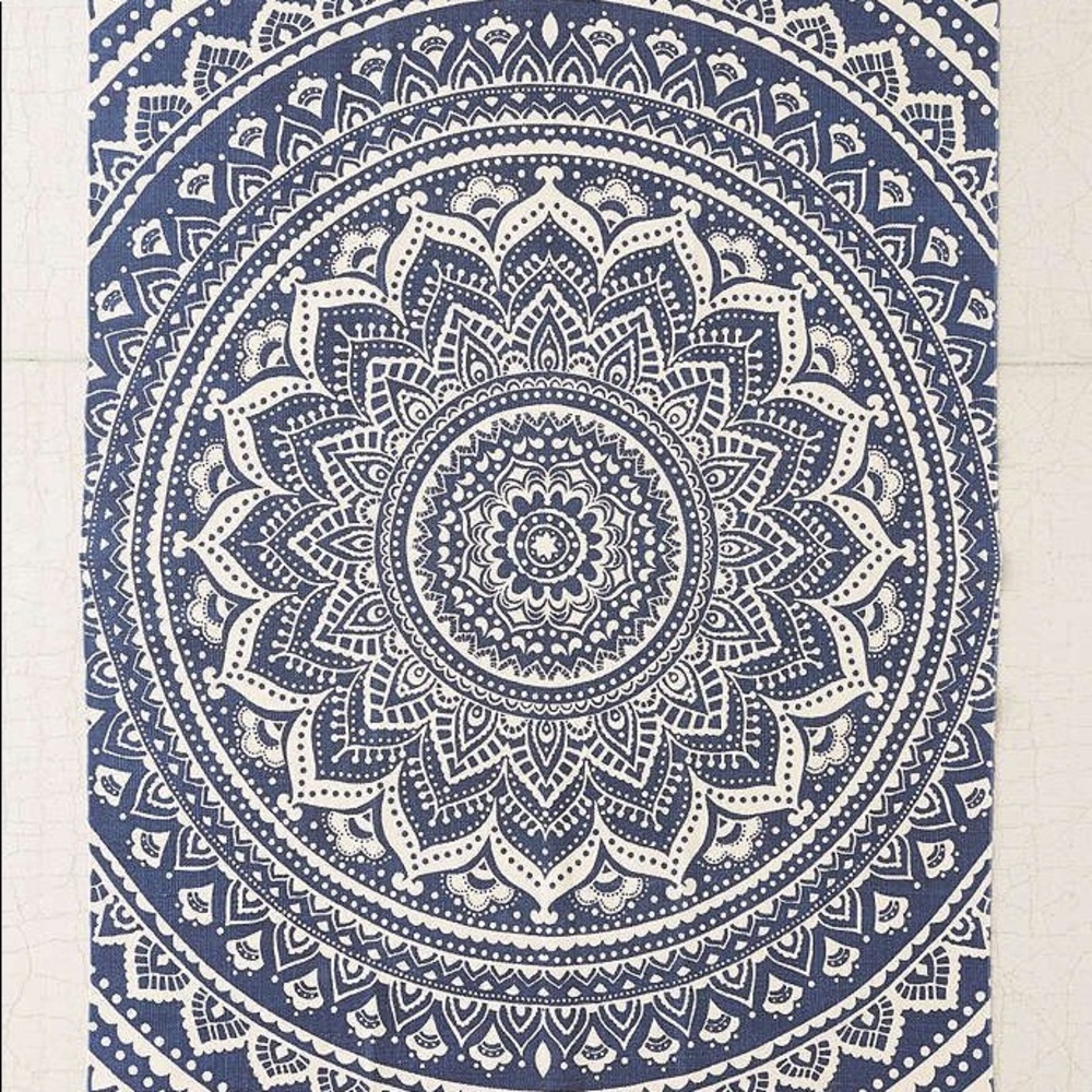 4 x 6 ft Urban Outfitters area rug